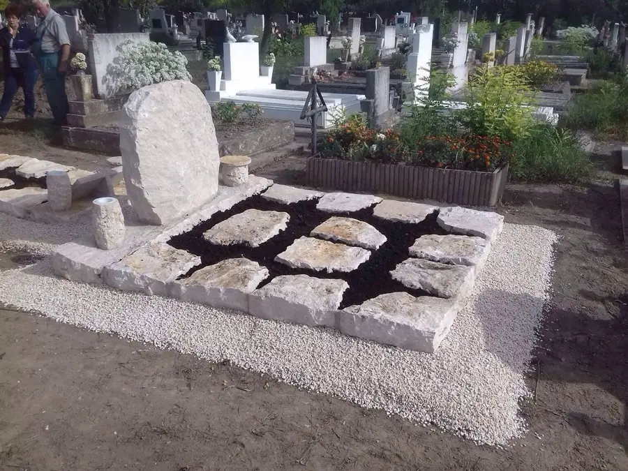Kézzel faragott rusztikus dupla mészkő sírkő természetes kőlapokkal, készítés közben