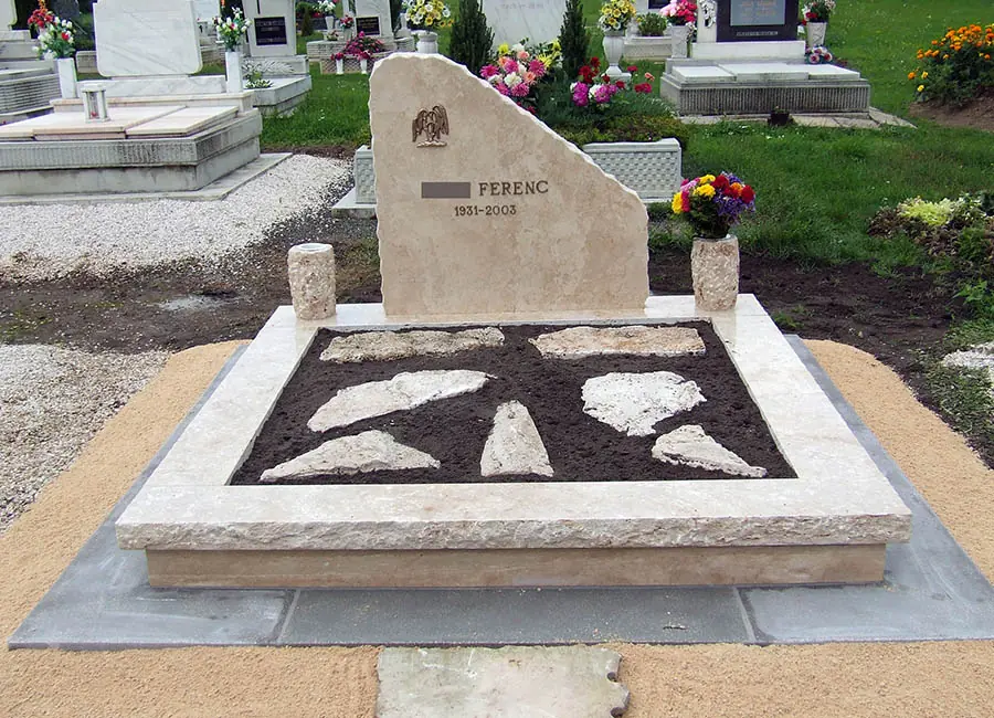 Nyitott mészkő síremlék rusztikus fejkővel, ültethető ágyással és kővázákkal