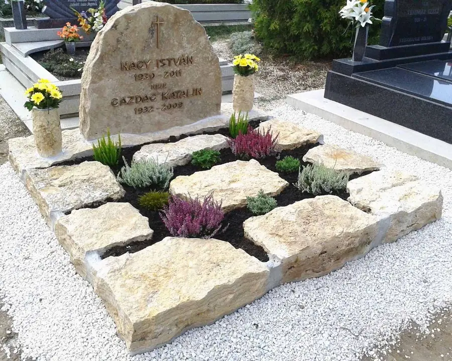 Nyitott dupla mészkő sírhely két névvel, rusztikus kőlapokkal és ültetett növényekkel