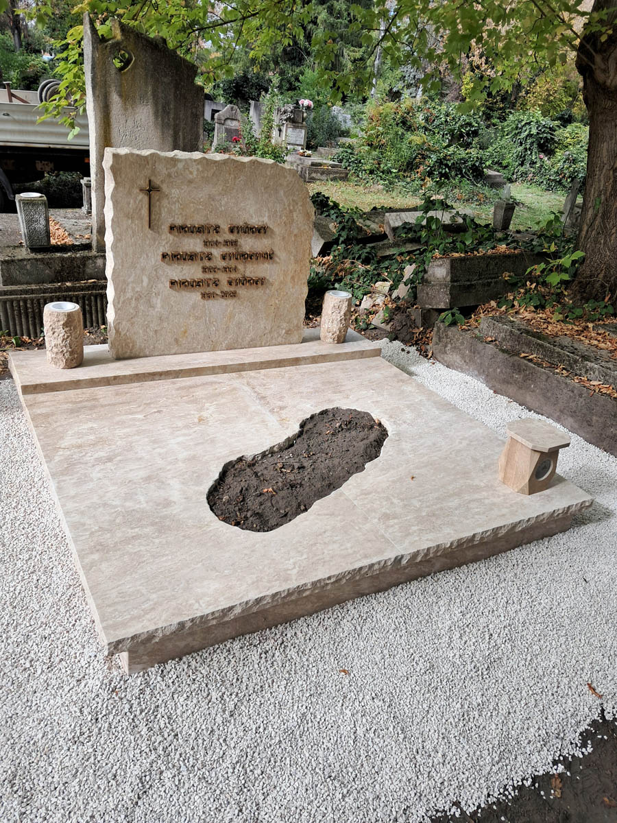 Rusztikus mészkő dupla sírkő természetes fejkővel, kereszttel és organikus formájú ültethető ágyással