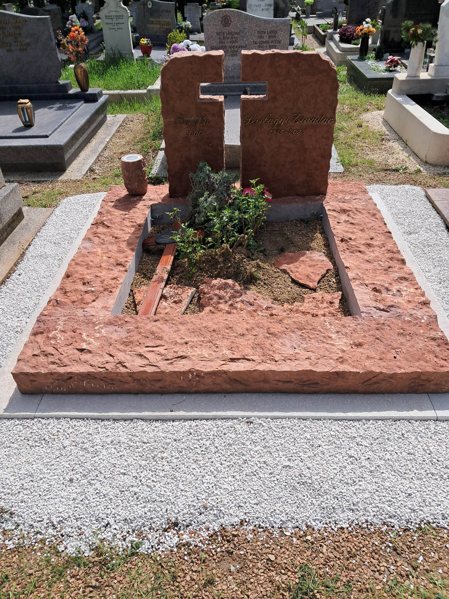 Rusztikus vörös mészkő dupla sírkő két fejkővel, középen kereszttel és ültethető ágyással