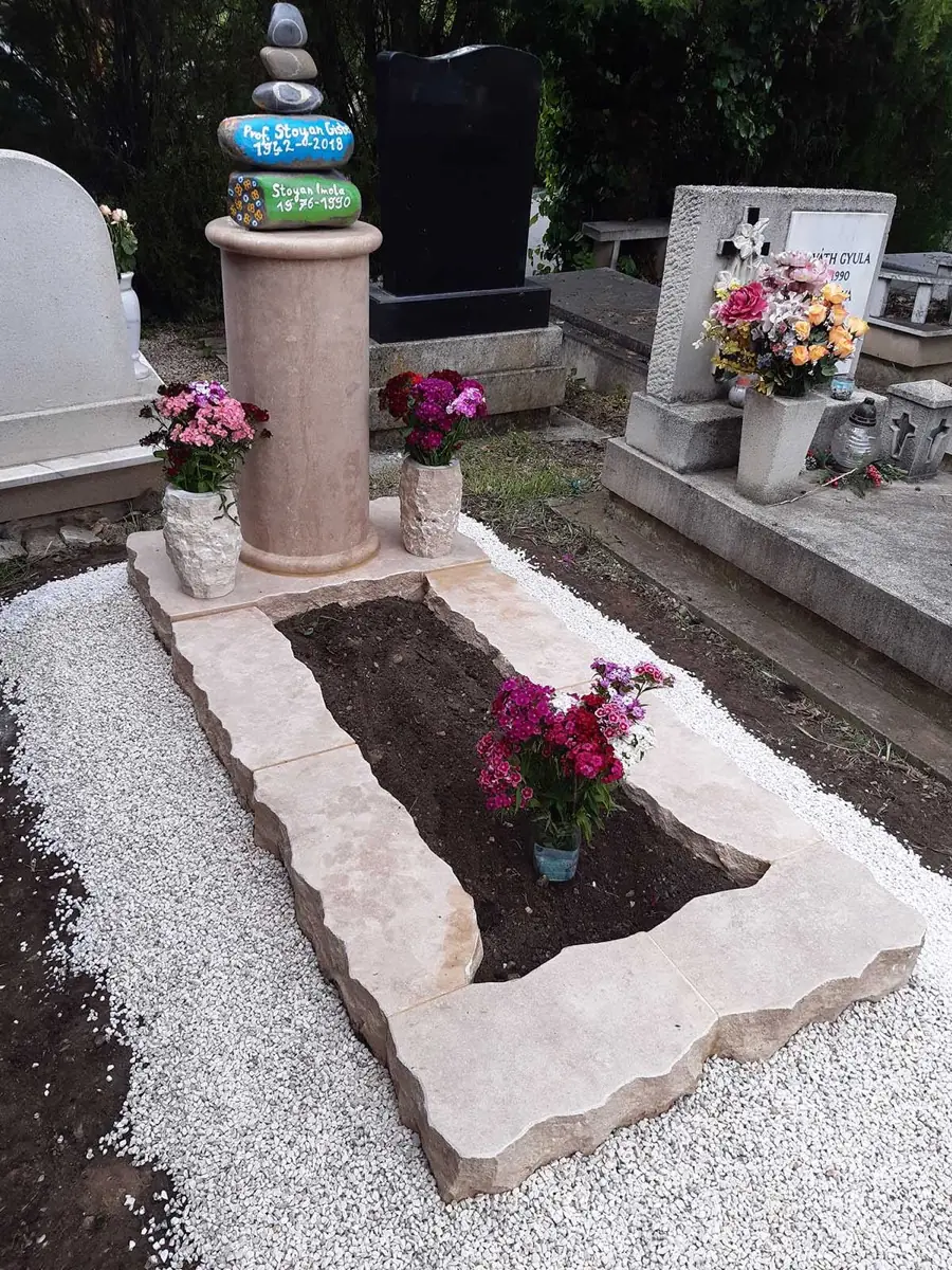 Egyedi mészkő síremlék henger alakú oszloppal és festett kődíszítéssel, rusztikus kerettel