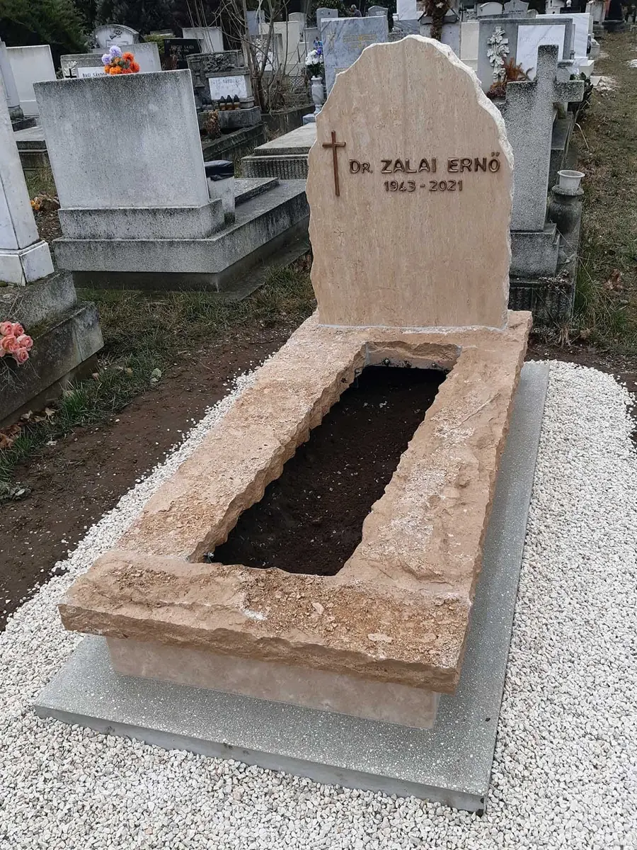 Rusztikus fehér mészkő szimpla sírkő csiszolt fejkővel és ültethető ágyással