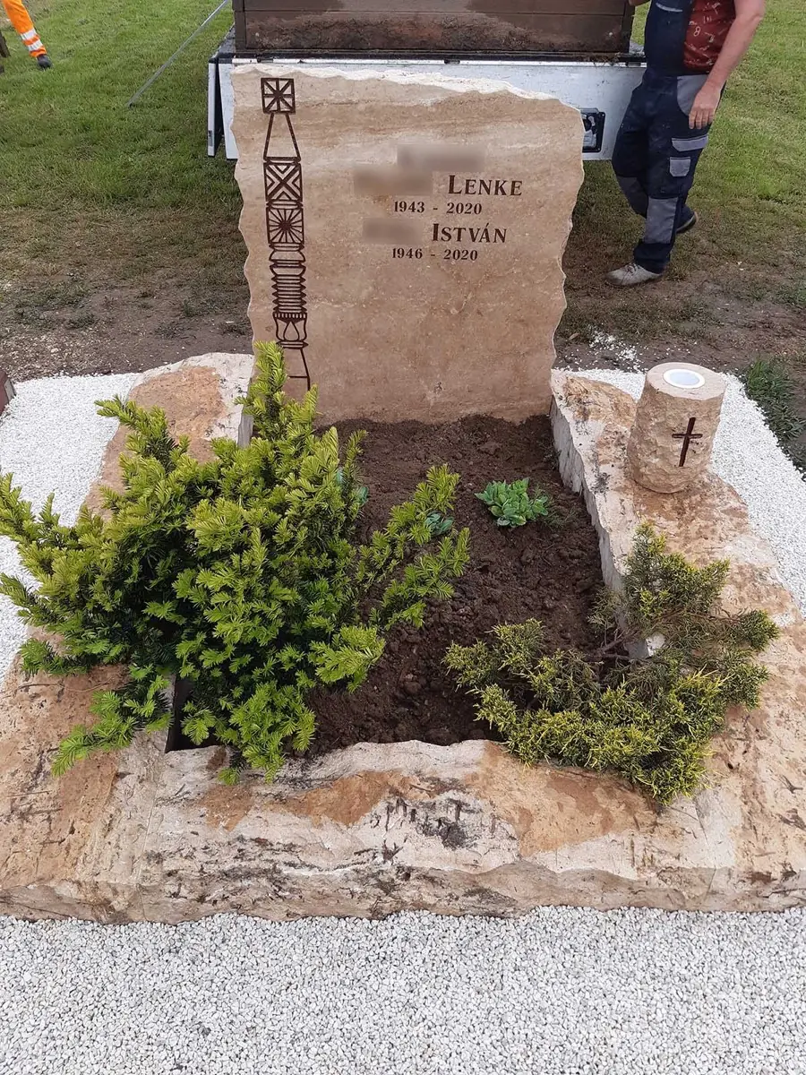 Fehér mészkő sírkő egyedi faragott olajmécses mintával és rusztikus fejkővel