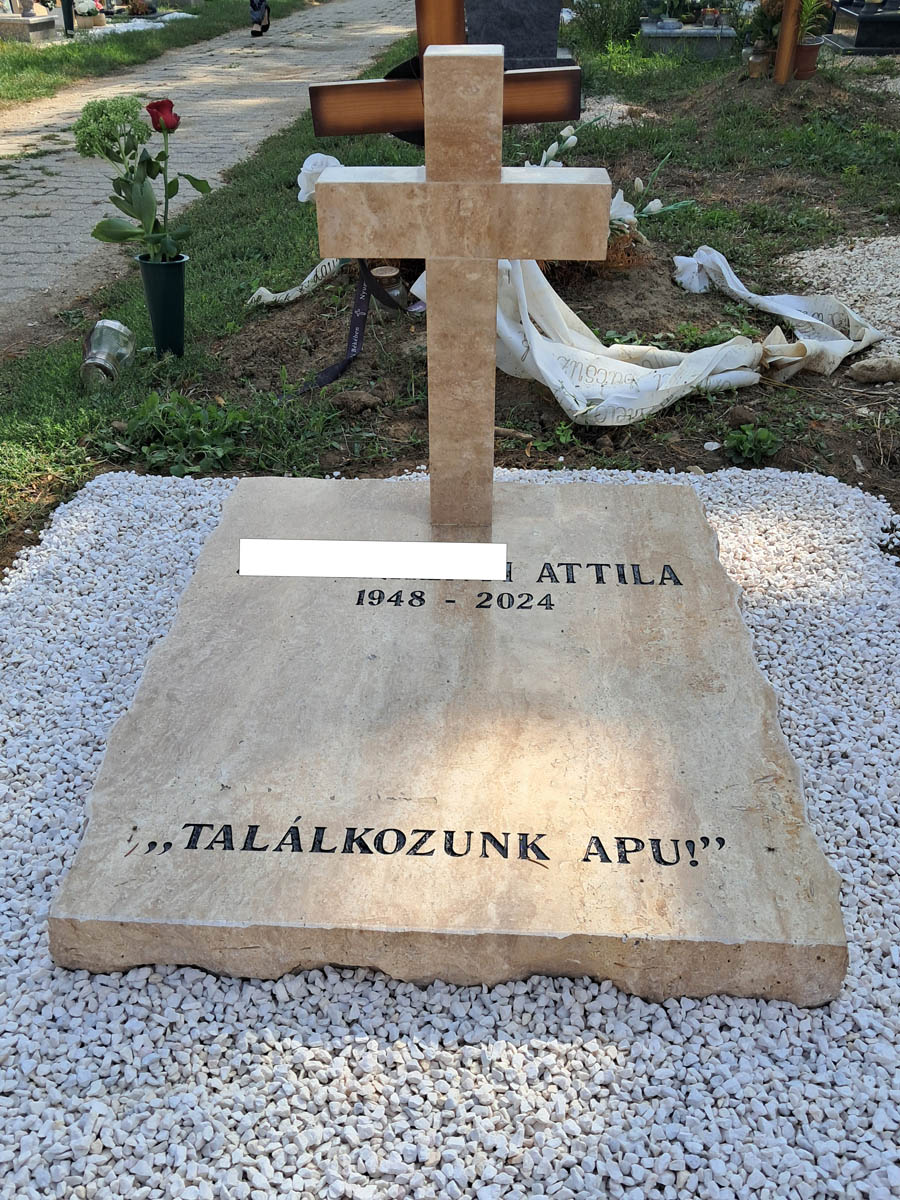 Kompakt világos mészkő zárt urnasírkő csiszolt kereszttel és ferde fedlappal