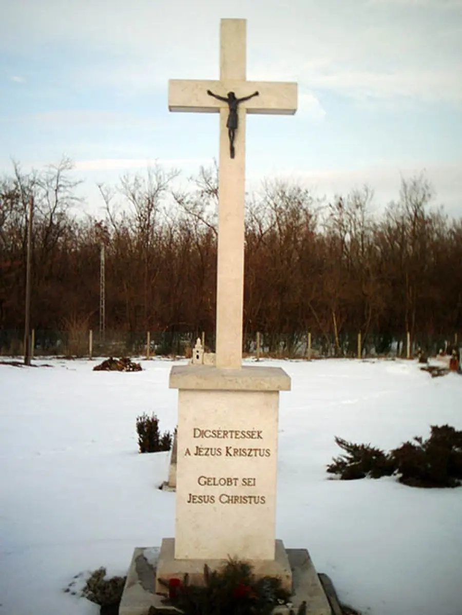 Kézzel faragott mészkő temetőkereszt bronz korpusszal, magyar és német felirattal
