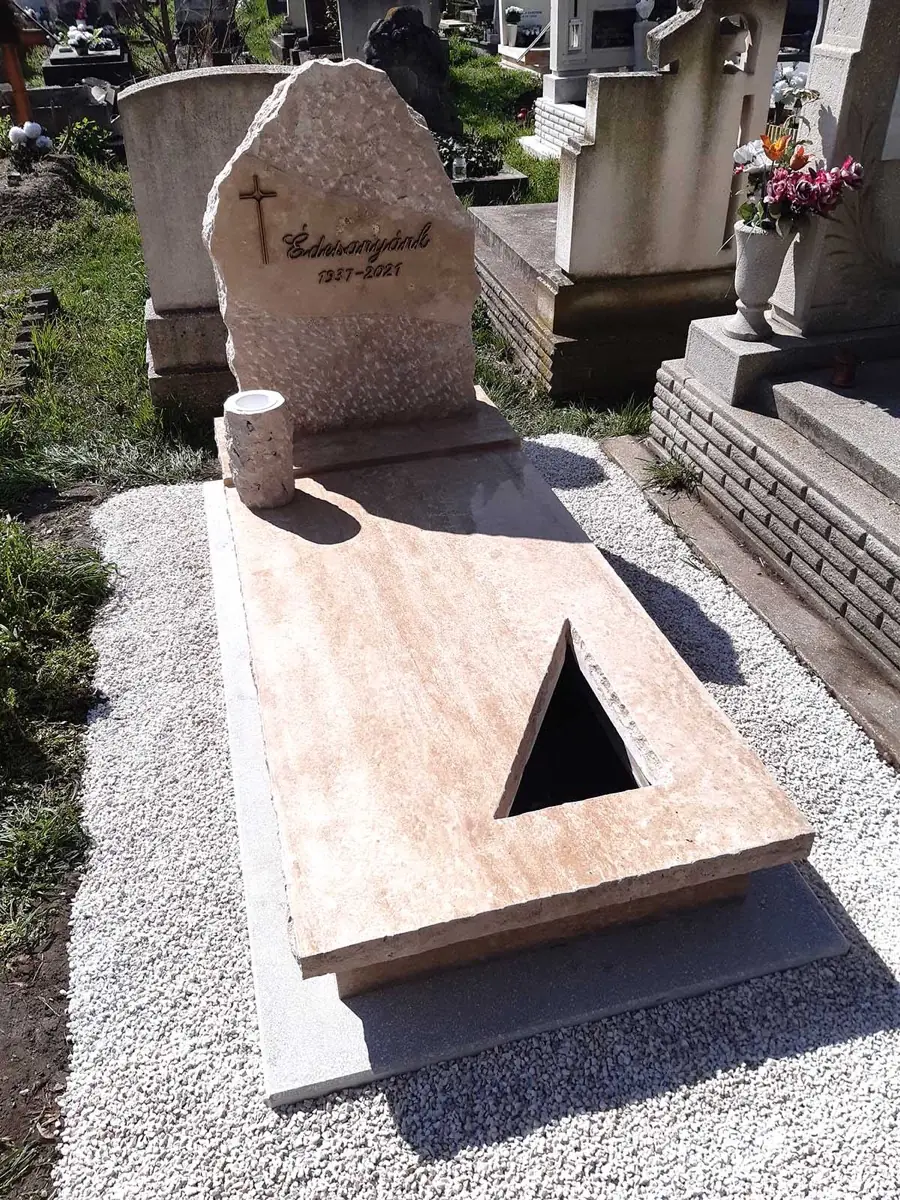 Csiszolt mészkő szimpla sírkő rusztikus fejkővel, háromszög alakú ágyással és kővázával
