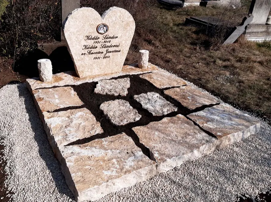 Dupla mészkő sírkő szív alakú fejkővel, rusztikus kőlapokkal és ültethető ágyásokkal