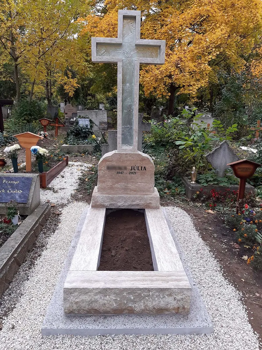 Elegáns mészkő sírkő magas faragott kereszttel, csiszolt kerettel és ágyással