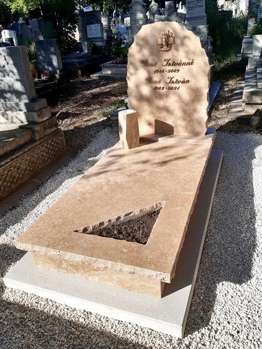 Csiszolt mészkő páros sírkő elegáns betűvéséssel, rusztikus fejkővel és háromszög ágyással