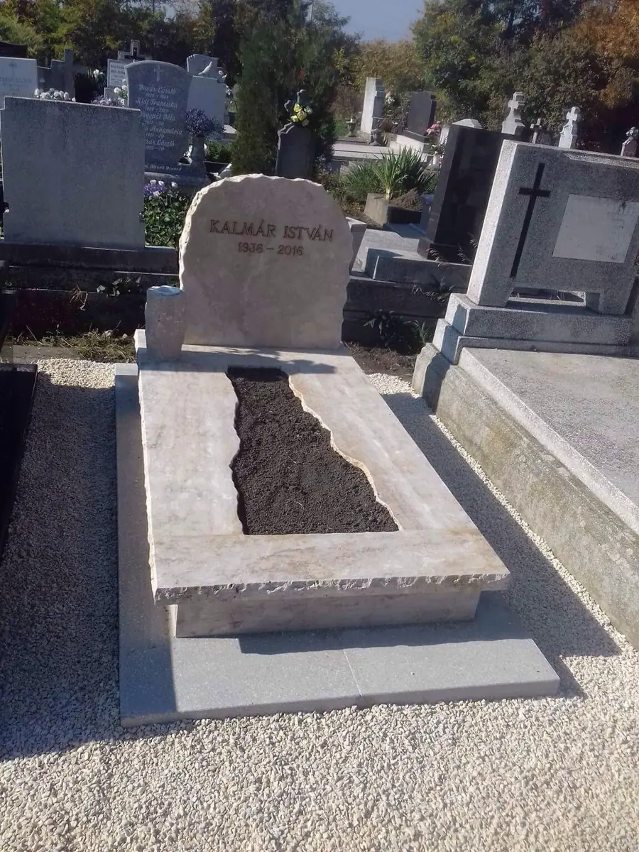 Rusztikus szimpla mészkő sírkő csiszolt fejkővel és természetes formájú ültethető ágyással