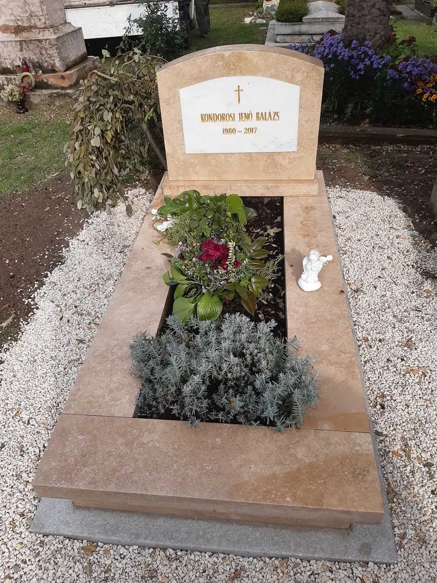 Csiszolt mészkő szimpla sírkő kerek fejkővel, ültethető ágyással és virágokkal