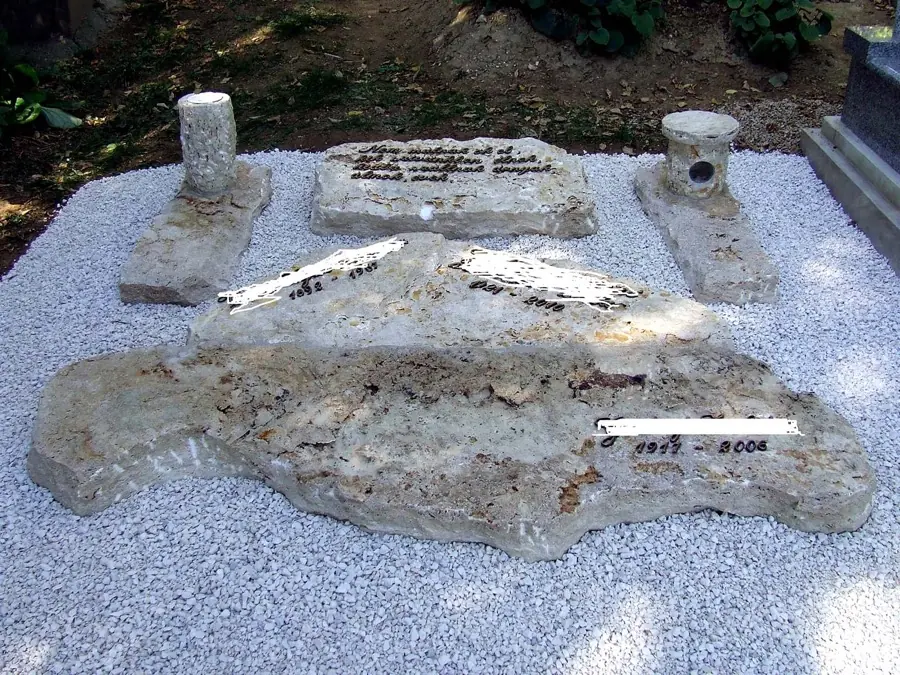 Egyedi mészkő síremlék Nagy-Magyarország alakú kőtömbökkel, feliratokkal és kővázákkal