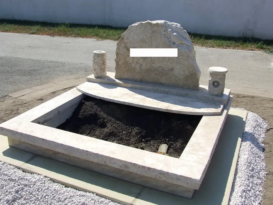 Nyitott dupla mészkő sírkő kerek rusztikus fejkővel, csiszolt kerettel és kővázákkal