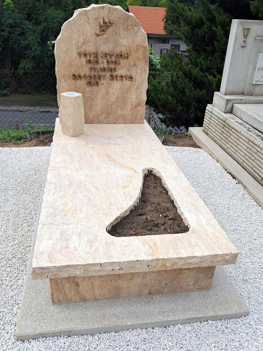 Fehér mészkő szimpla sírkő csiszolt fejkővel, faragott galamb motívummal és háromszög ágyással