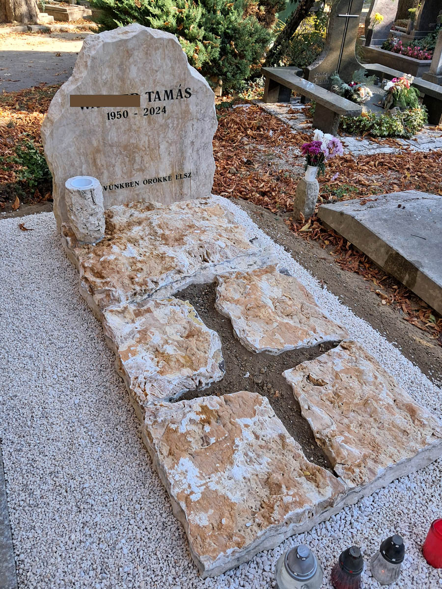 Fehér mészkő szimpla sírkő rusztikus kőlapokkal, kereszt formájú ágyással és kővázával