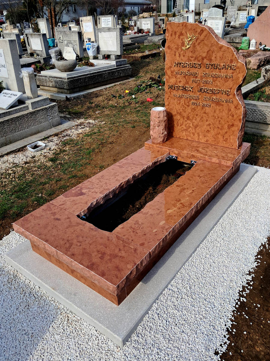 Vörös mészkő szimpla sírkő egyedi formájú csiszolt fejkővel, kővázával és ültethető ágyással