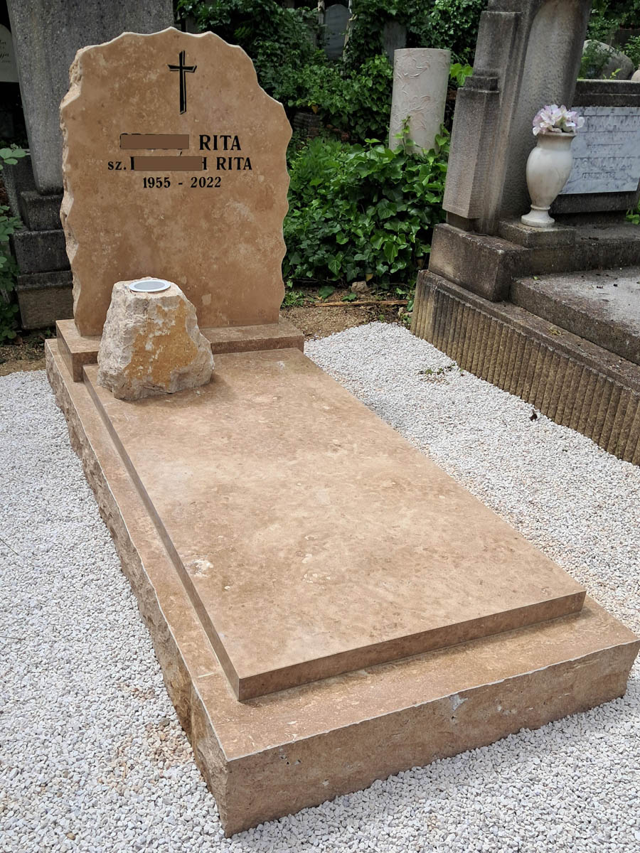 Csiszolt mészkő szimpla sírkő rusztikus fejkővel, kereszttel és szimmetrikus rusztikus kerettel