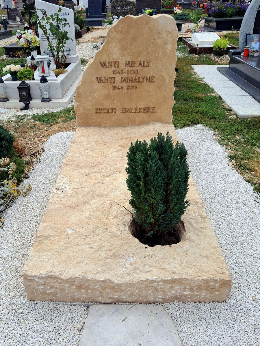 Fehér mészkő zárt szimpla sírkő rusztikus fejkővel és kis ültethető ágyással, örökzölddel