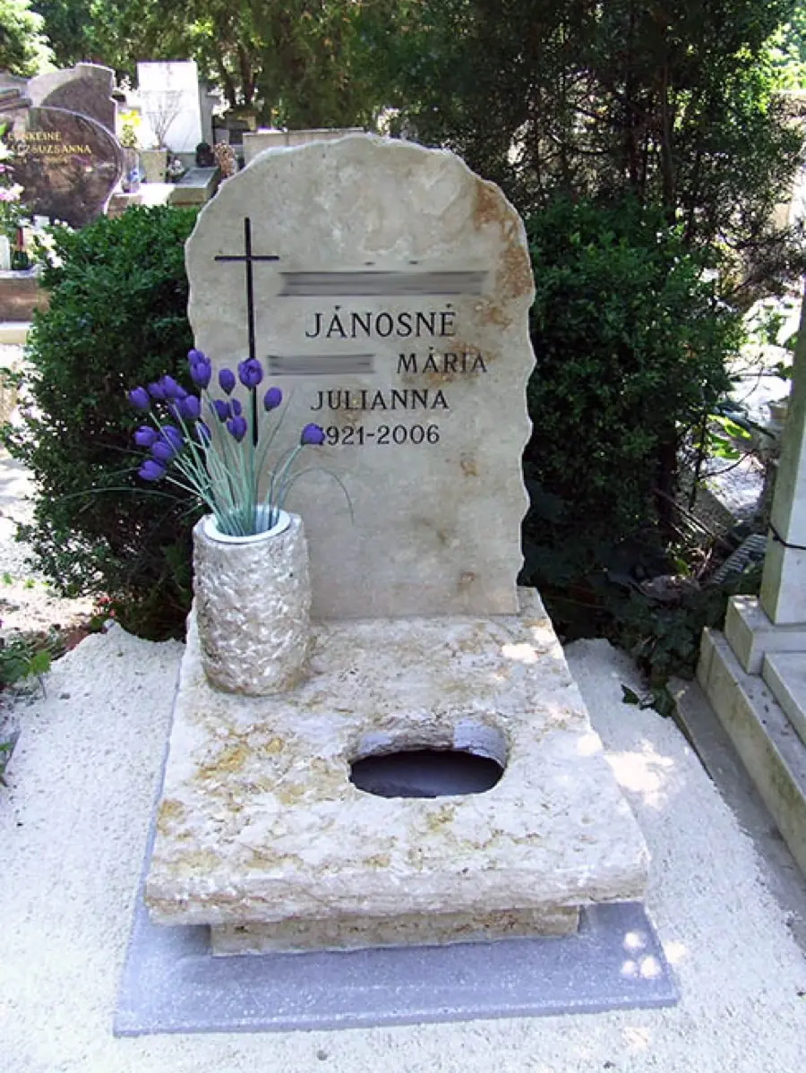 Kompakt mészkő urnasírkő csiszolt fejkővel, kővázával és rusztikus kerettel