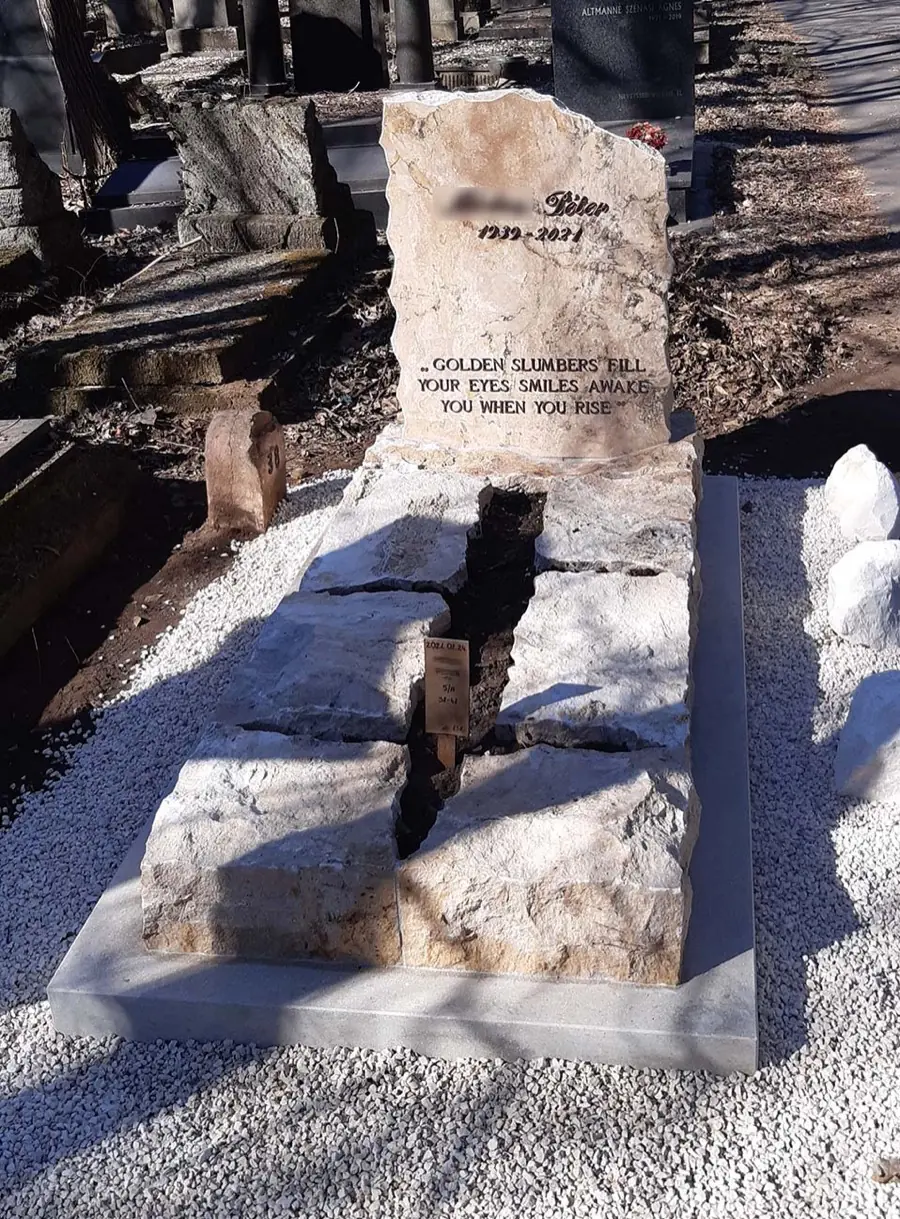 Világos rusztikus mészkő szimpla sírkő természetes kőlapokkal és angol nyelvű idézettel