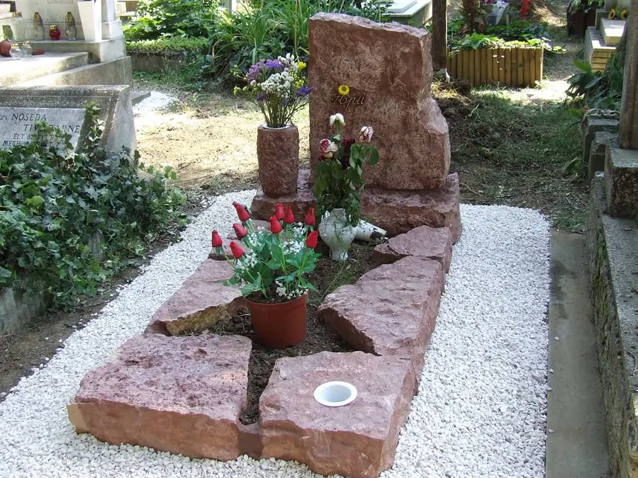 Vörös mészkő szimpla sírkő rusztikus kőlapokkal, kővázákkal és virágokkal díszítve