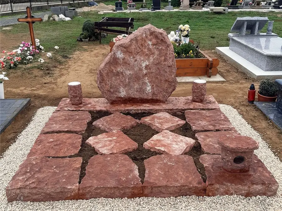 Vörös mészkő dupla sírkő nagy természetes szikla fejkővel, rusztikus kőlapokkal és kővázákkal